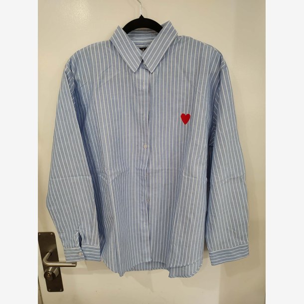 Skjorte m. strib og hjerte Bl� Flere st�rrelser 65%bomuld, 35%polyester