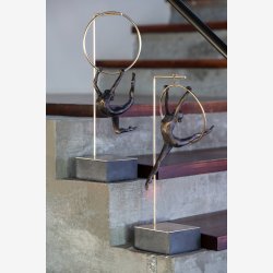 J-Line - Gymnast Kvinde Figur m/hoop ring svvende Guld/Sort H: 48 cm. 