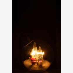 J-Line - Glas Julekugle m/dekoration sne &amp; Julemand - Batteri LED tekst "X mas" H: 18 : 15 cm.