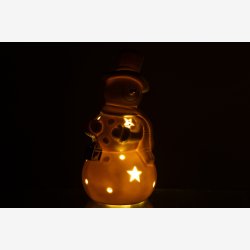 J-Line - Snemand m/LED batteri lys - Porceln Beige/Guld H: 21,5 : 11 cm. 