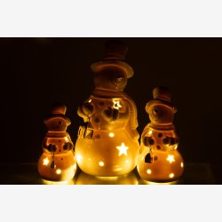 J-Line - Snemand m/LED batteri lys - Porceln Beige/Guld H: 21,5 : 11 cm. 