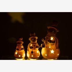 J-Line - Snemand m/LED batteri lys - Porceln Beige/Guld H: 21,5 : 11 cm. 