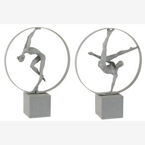 J-Line - Gymnast Figur i ring Gr poly H: 47 B: 36,5 cm. 2 varianter 