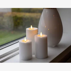 LED-lys pakke 4 dele m/3 stk. bloklys : 7,5 H: 10/12,5/15cm. Rillet. Inkl. fjernbetjening