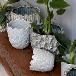 Chic Antique - Fayence Urtepotteskjuler m/fjer Opal H: 11,5 : 12 cm.