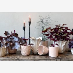 Chic Antique - Fayence Urtepotteskjuler m/Fjer Taupe H: 11,5 : 12 cm.