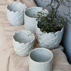 Chic Antique - Fayence Urtepotteskjuler m/fjer Opal H: 13,5 : 13,5 cm.