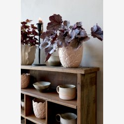 Chic Antique - Fayence Urtepotteskjuler m/fjer Taupe H: 13,5 : 13,5 cm.