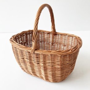 By Kurv Oval m/hank Flettet Rdpil L: 38 B: 28 H: 20 cm.