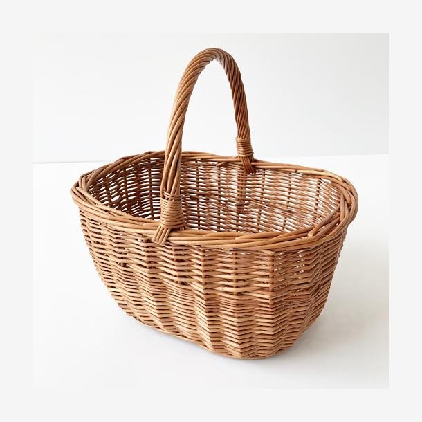 By Kurv Oval m/hank Flettet Rdpil L: 38 B: 28 H: 20 cm.