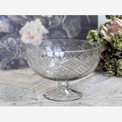 Chic Antique - Glasskl p fod m/slibninger H: 16 D: 23,5 cm. 