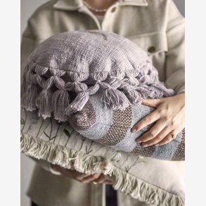 BloomingvilleMINI - Elinna rund pude m/hest og frynser :35cm.