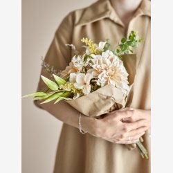 Blomsterbuket m/naturtro Blomster Natur : 23 H: 46 cm. 