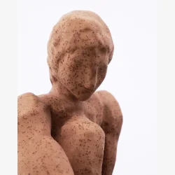 House Doctor - Keramikfigur Siddende Kvinde Brun 