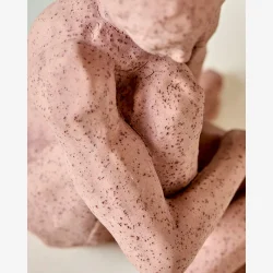 House Doctor - Keramikfigur Siddende Kvinde Brun 