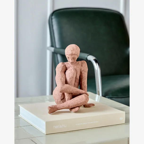 House Doctor - Keramikfigur Siddende Kvinde Brun 