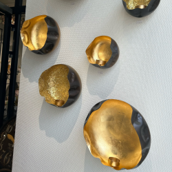 C'EST BON - Vg lysestage brndt messing look m/ guld mosaik :26cm.