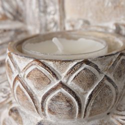 Buddha Figur m/lysholder Beige Polyresin H: 30 B: 20 D: 14 cm. 