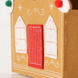 Gavepose Honningkagehus B: 18 D: 9 H: 19,5 cm. Polyester