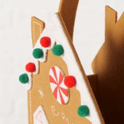 Gavepose Honningkagehus B: 18 D: 9 H: 19,5 cm. Polyester