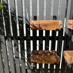 Reol af rustikke murstensforme, med 2 hylder