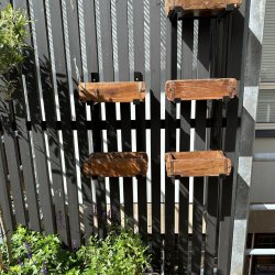 Reol af rustikke murstensforme, med 2 hylder