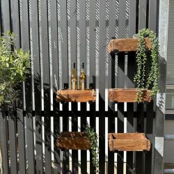 Reol af rustikke murstensforme, med 2 hylder