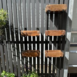 Reol af rustikke murstensforme, med 3 hylder