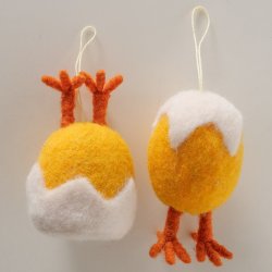 H�ngende fugleunge figur (leveres assorteret) Jern, polystyrenskum, uld H:9,5 D:6 cm