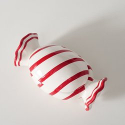 Opbevaringskrukke Bolche Porceln m/striber Rd/Hvid H: 10,5 B: 11,3 L: 20,5 cm.