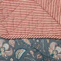 AU Maison - Quilt Ethnic Stor blomst m�rkebl�/r�d 140x180 cm.
