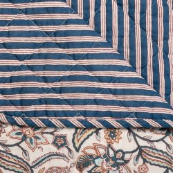 AU Maison - Quilt Ethnic Stor blomst creme/m�rkebl� 140x180 cm.