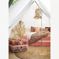 Madam Stoltz stribet plaid i rosa/off white 125x175 cm. 