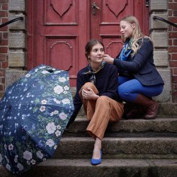 Jim Lyngvild - Silketrklde Blue Flower Garden Guld 50x50cm. 