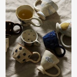 NORDAL - Kop m. hank Keramik Hvid/bl� m. fisk L:9 H:10 D:10 cm.