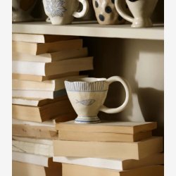 NORDAL - Kop m. hank Keramik Hvid/bl� m. fisk L:9 H:10 D:10 cm.