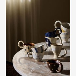 NORDAL - Kop m. hank Keramik Hvid/bl� m. g�s L:9 H:10 D:10 cm.