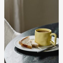 NORDAL - Kop m. hank Organisk form Gul Stent�j H:8 D:9,5 cm.