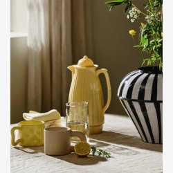 NORDAL - Kop m. hank Organisk form Gul Stent�j H:8 D:9,5 cm.