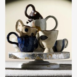 NORDAL - Kop m. hank Keramik Brun m. hvide prikker L:9 H:6,5 D: 8 cm.