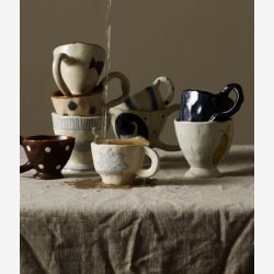 NORDAL - Kop m. hank Keramik Brun m. hvide prikker L:9 H:6,5 D: 8 cm.