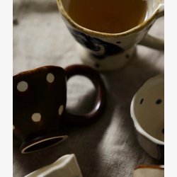 NORDAL - Kop m. hank Keramik Brun m. hvide prikker L:9 H:6,5 D: 8 cm.