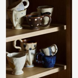 NORDAL - Kop m. hank Keramik Brun m. hvide prikker L:9 H:6,5 D: 8 cm.