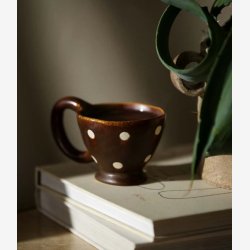 NORDAL - Kop m. hank Keramik Brun m. hvide prikker L:9 H:6,5 D: 8 cm.