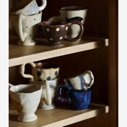 NORDAL - Kop m. hank Bl� Organisk form Keramik B:14 L:9 H:7,5 D:8,5 cm.