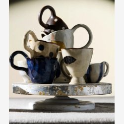 NORDAL - Kop m. hank Bl� Organisk form Keramik B:14 L:9 H:7,5 D:8,5 cm.