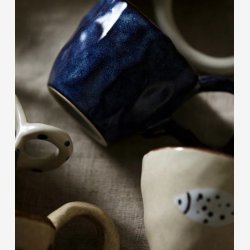 NORDAL - Kop m. hank Bl� Organisk form Keramik B:14 L:9 H:7,5 D:8,5 cm.