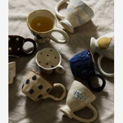 NORDAL - Kop m. hank og prikker Bl�/Sand Organisk form Keramik B:14 L:9 H:7,5 D:8,5 cm.