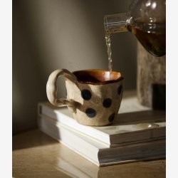 NORDAL - Kop m. hank og prikker Bl�/Sand Organisk form Keramik B:14 L:9 H:7,5 D:8,5 cm.