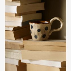 NORDAL - Kop m. hank og prikker Bl�/Sand Organisk form Keramik B:14 L:9 H:7,5 D:8,5 cm.